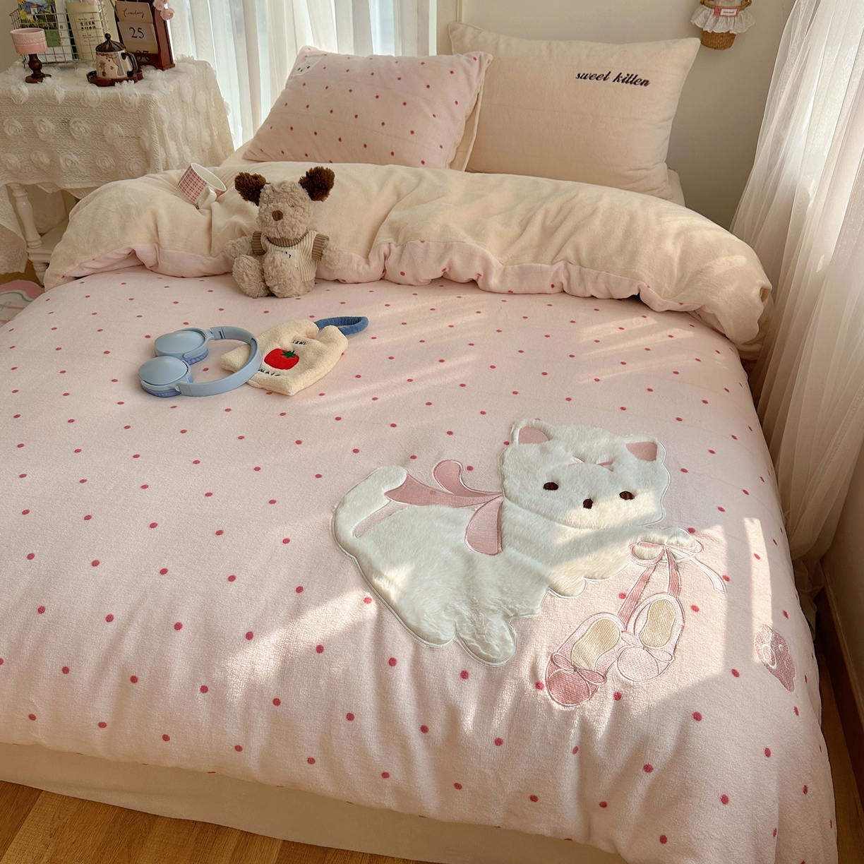 91家纺网 家纺一手货源 找家纺 顾里家纺 2025新款韩系兔毛贴布绣牛奶绒四件套 洛丽猫咪