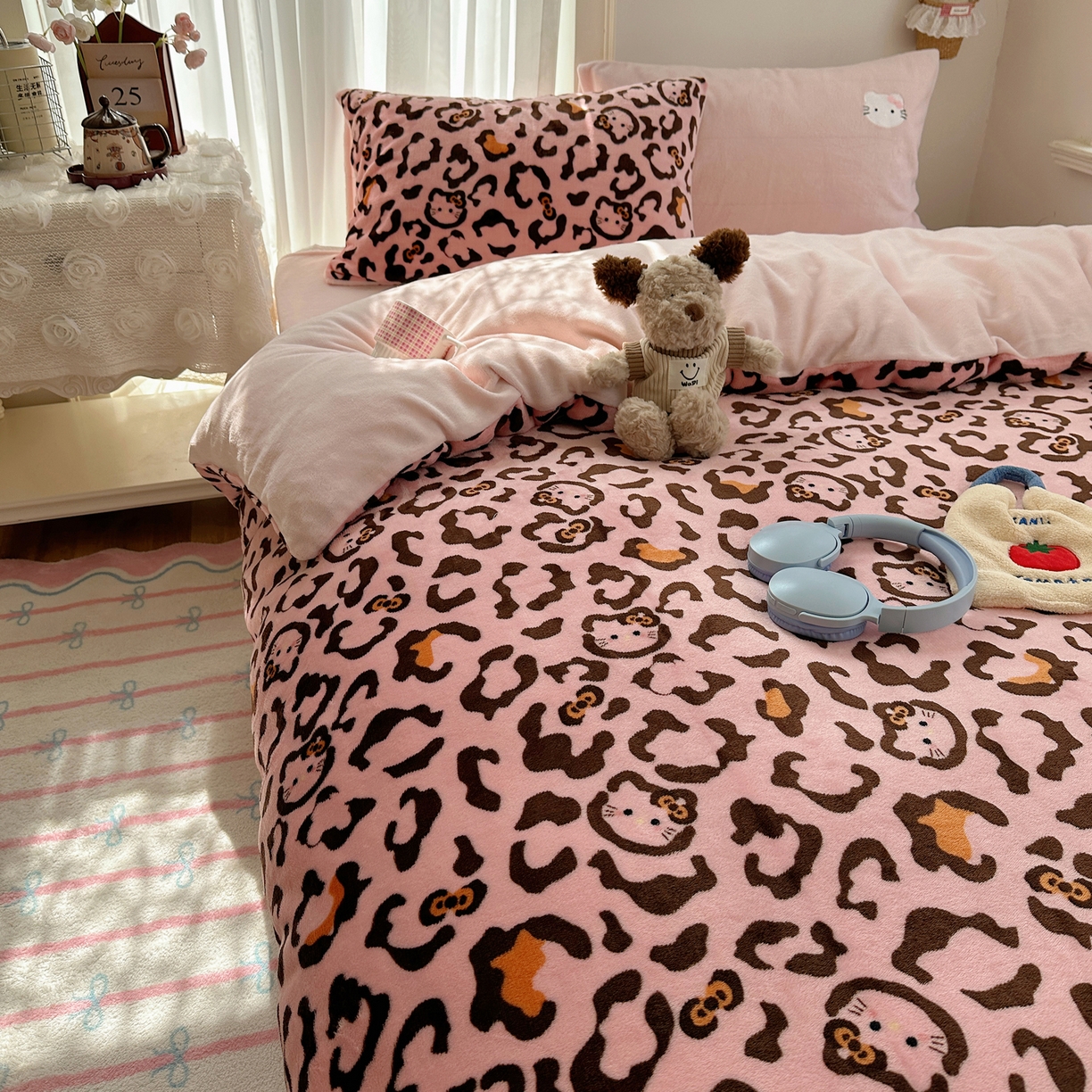 91家纺网 家纺一手货源 找家纺 顾里家纺 2025新款韩系兔毛贴布绣牛奶绒四件套 粉皮猫咪