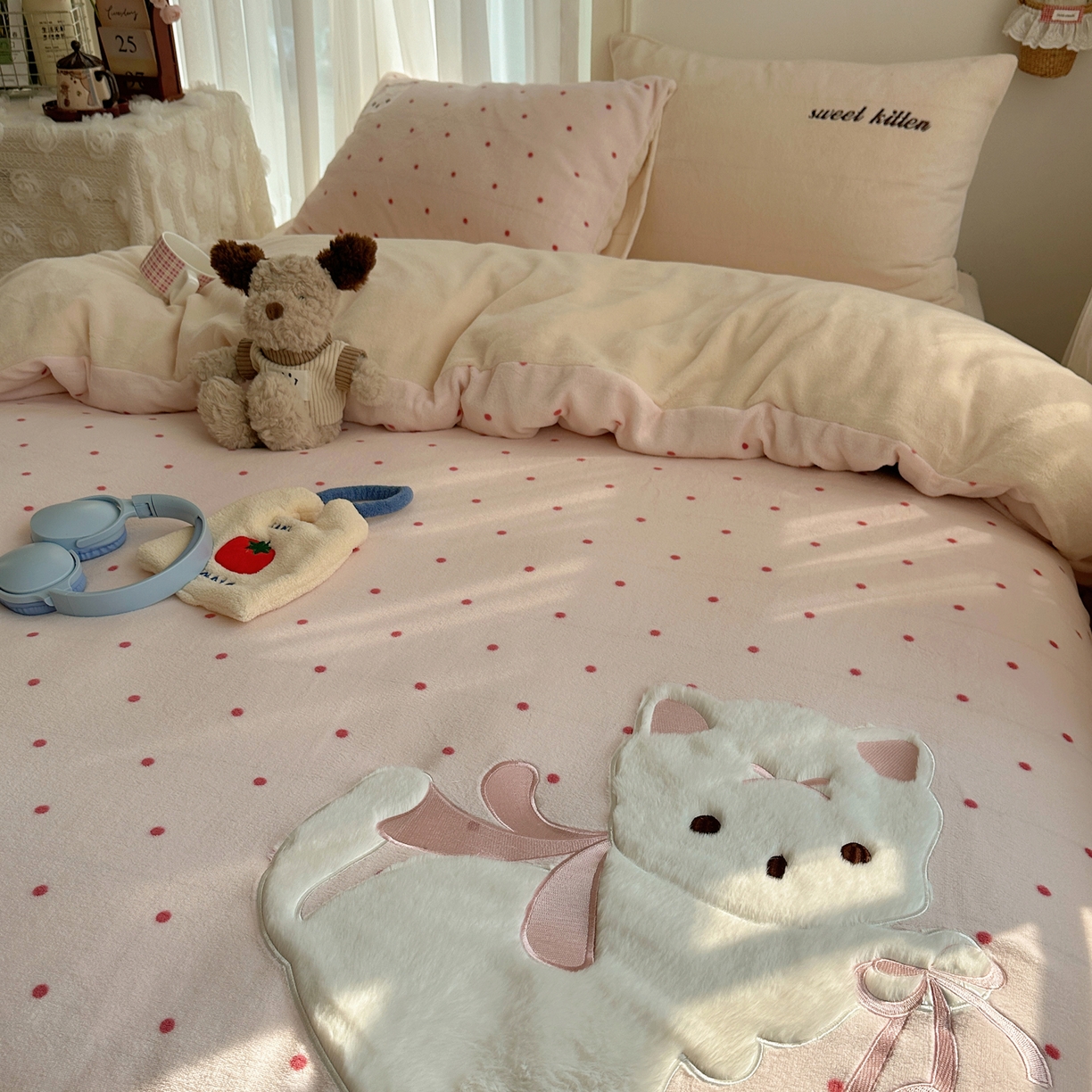 91家纺网 家纺一手货源 找家纺 顾里家纺 2025新款韩系兔毛贴布绣牛奶绒四件套 洛丽猫咪