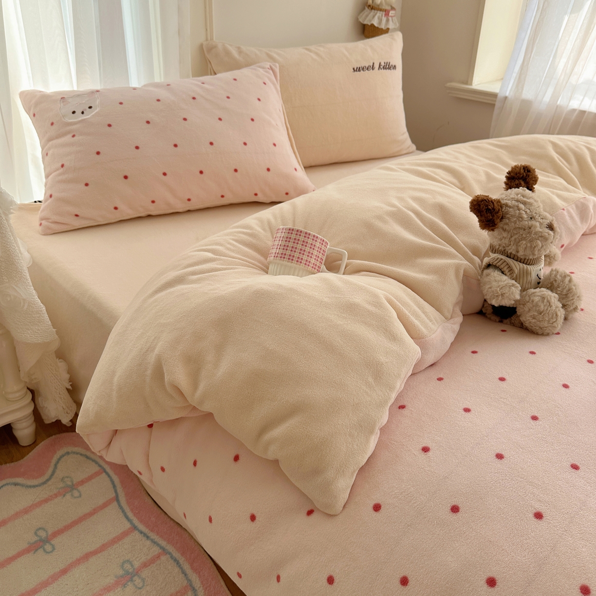 91家纺网 家纺一手货源 找家纺 顾里家纺 2025新款韩系兔毛贴布绣牛奶绒四件套 洛丽猫咪