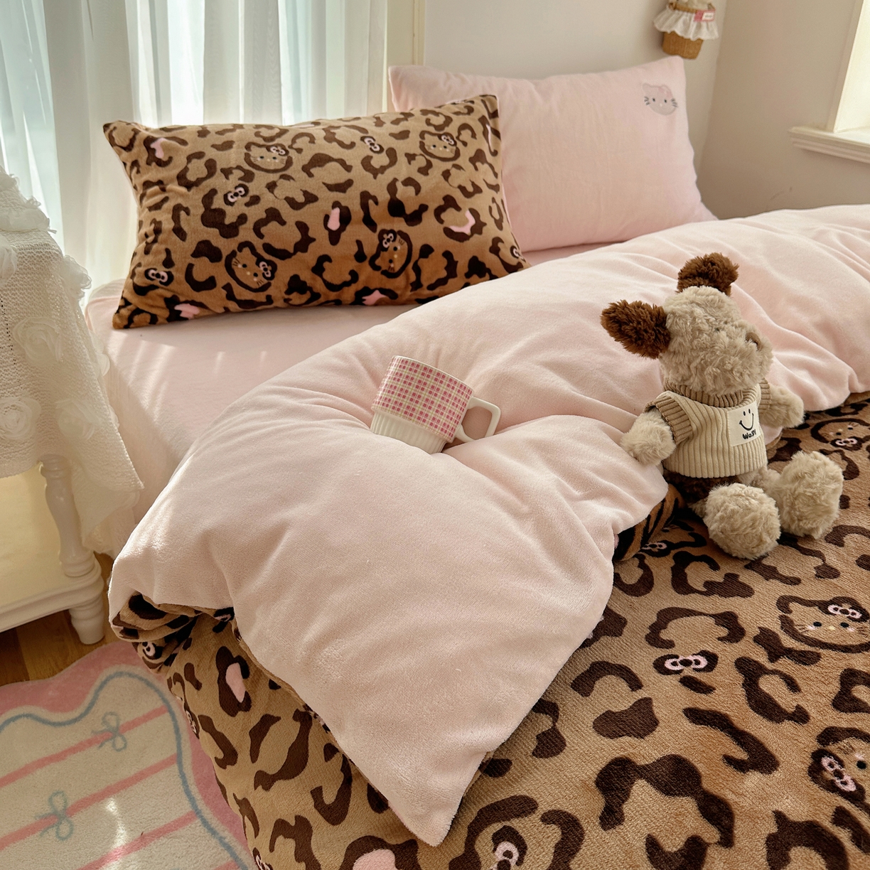 91家纺网 家纺一手货源 找家纺 顾里家纺 2025新款韩系兔毛贴布绣牛奶绒四件套 黑皮猫咪