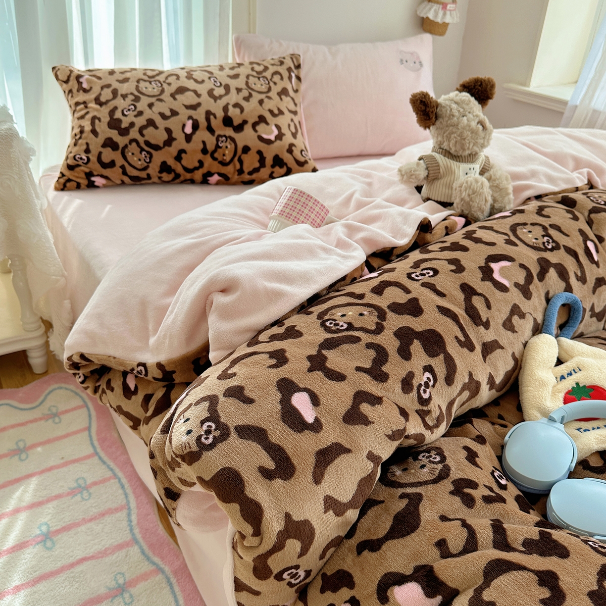 91家纺网 家纺一手货源 找家纺 顾里家纺 2025新款韩系兔毛贴布绣牛奶绒四件套 黑皮猫咪