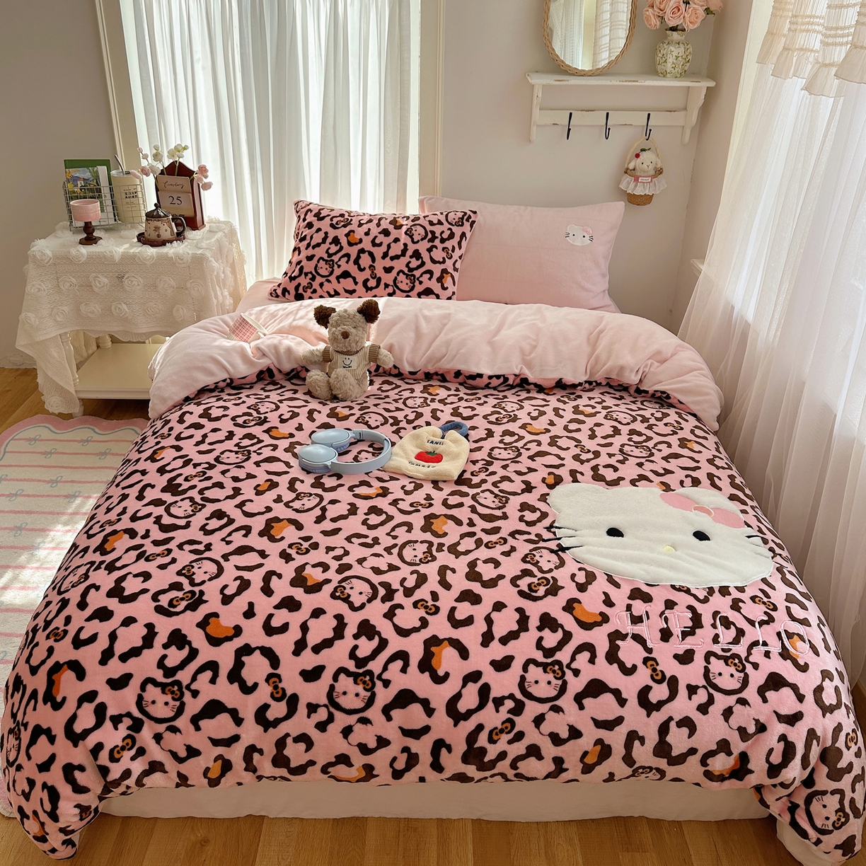 91家纺网 家纺一手货源 找家纺 顾里家纺 2025新款韩系兔毛贴布绣牛奶绒四件套 粉皮猫咪