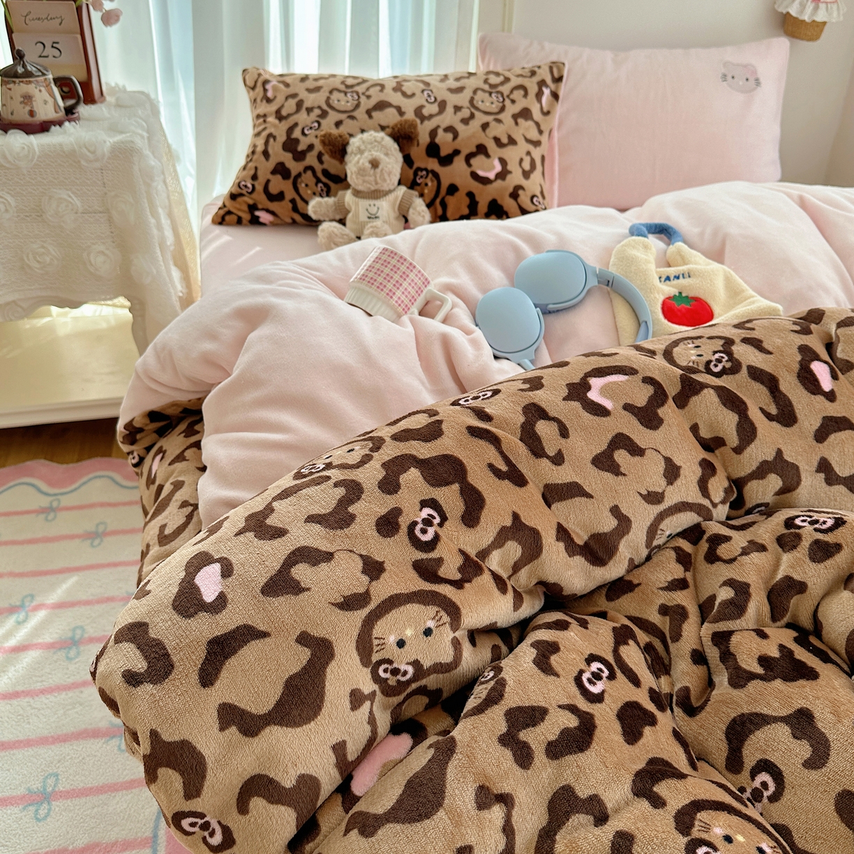 91家纺网 家纺一手货源 找家纺 顾里家纺 2025新款韩系兔毛贴布绣牛奶绒四件套 黑皮猫咪