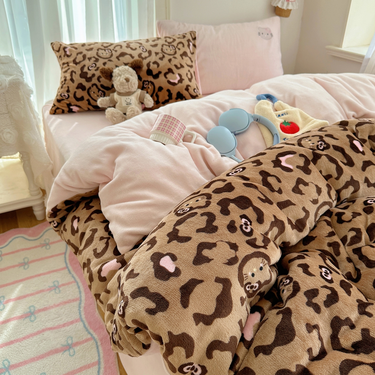 91家纺网 家纺一手货源 找家纺 顾里家纺 2025新款韩系兔毛贴布绣牛奶绒四件套 黑皮猫咪