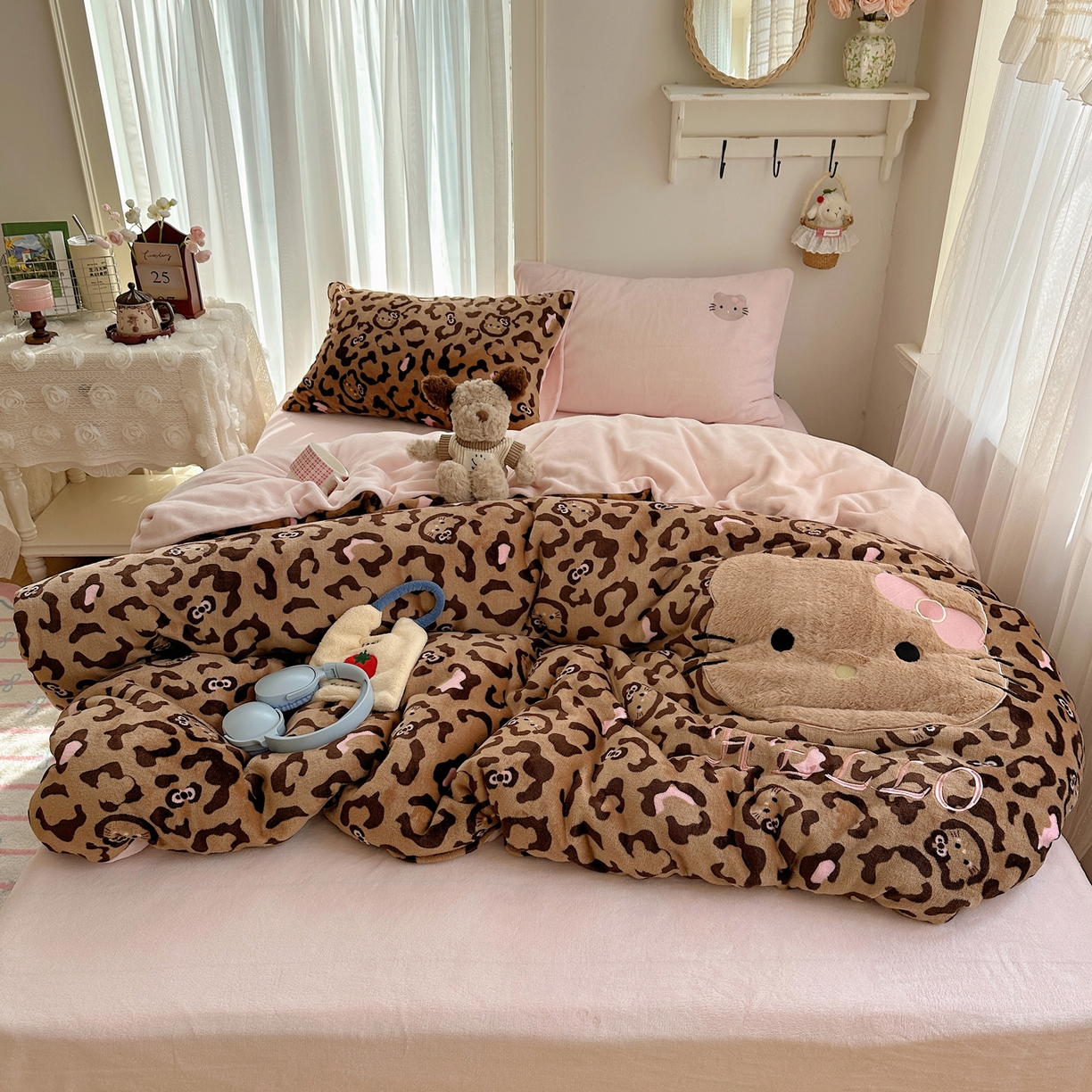 91家纺网 家纺一手货源 找家纺 顾里家纺 2025新款韩系兔毛贴布绣牛奶绒四件套 黑皮猫咪