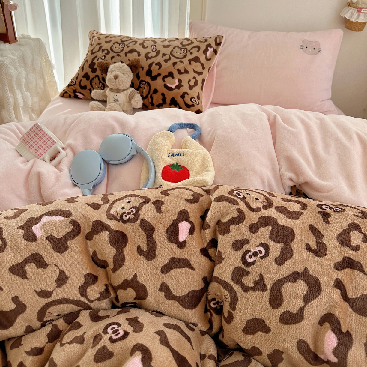 91家纺网 家纺一手货源 找家纺 顾里家纺 2025新款韩系兔毛贴布绣牛奶绒四件套 黑皮猫咪