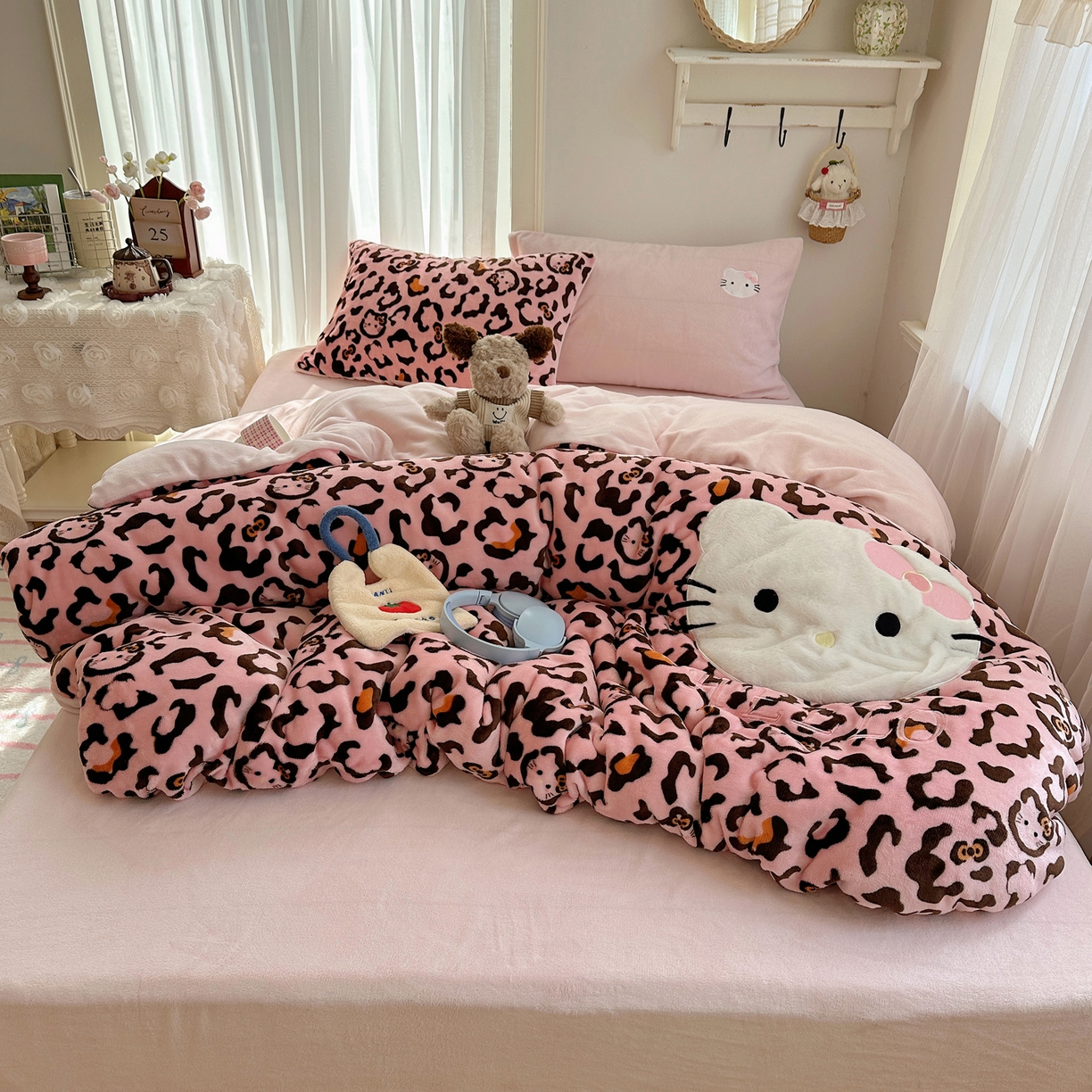 91家纺网 家纺一手货源 找家纺 顾里家纺 2025新款韩系兔毛贴布绣牛奶绒四件套 粉皮猫咪