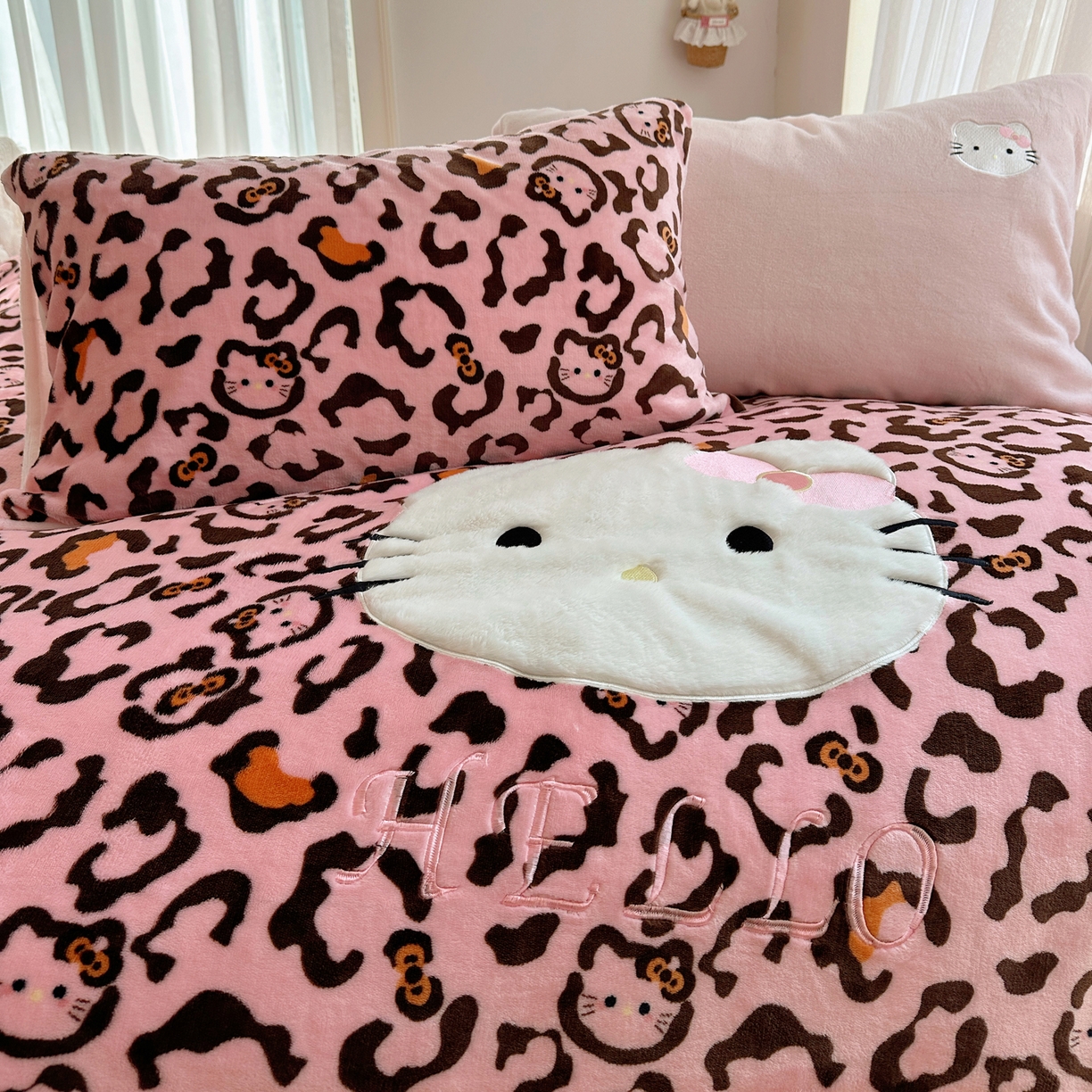 91家纺网 家纺一手货源 找家纺 顾里家纺 2025新款韩系兔毛贴布绣牛奶绒四件套 粉皮猫咪