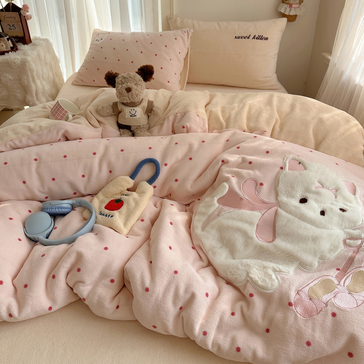 91家纺网 家纺一手货源 找家纺 顾里家纺 2025新款韩系兔毛贴布绣牛奶绒四件套 洛丽猫咪