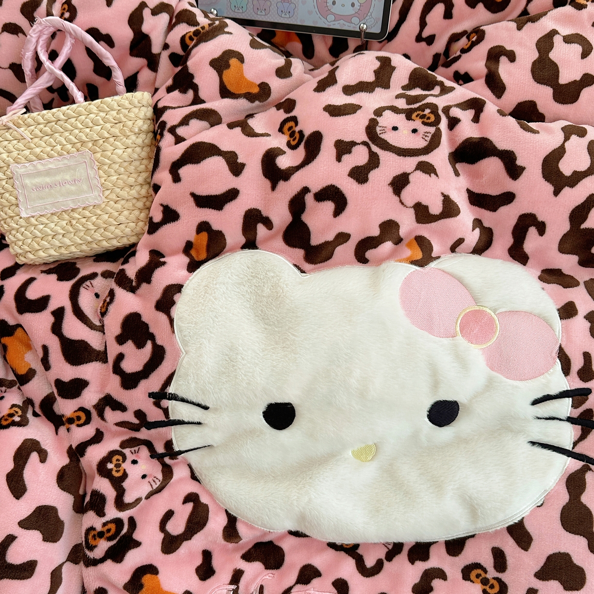 91家纺网 家纺一手货源 找家纺 顾里家纺 2025新款韩系兔毛贴布绣牛奶绒四件套 粉皮猫咪