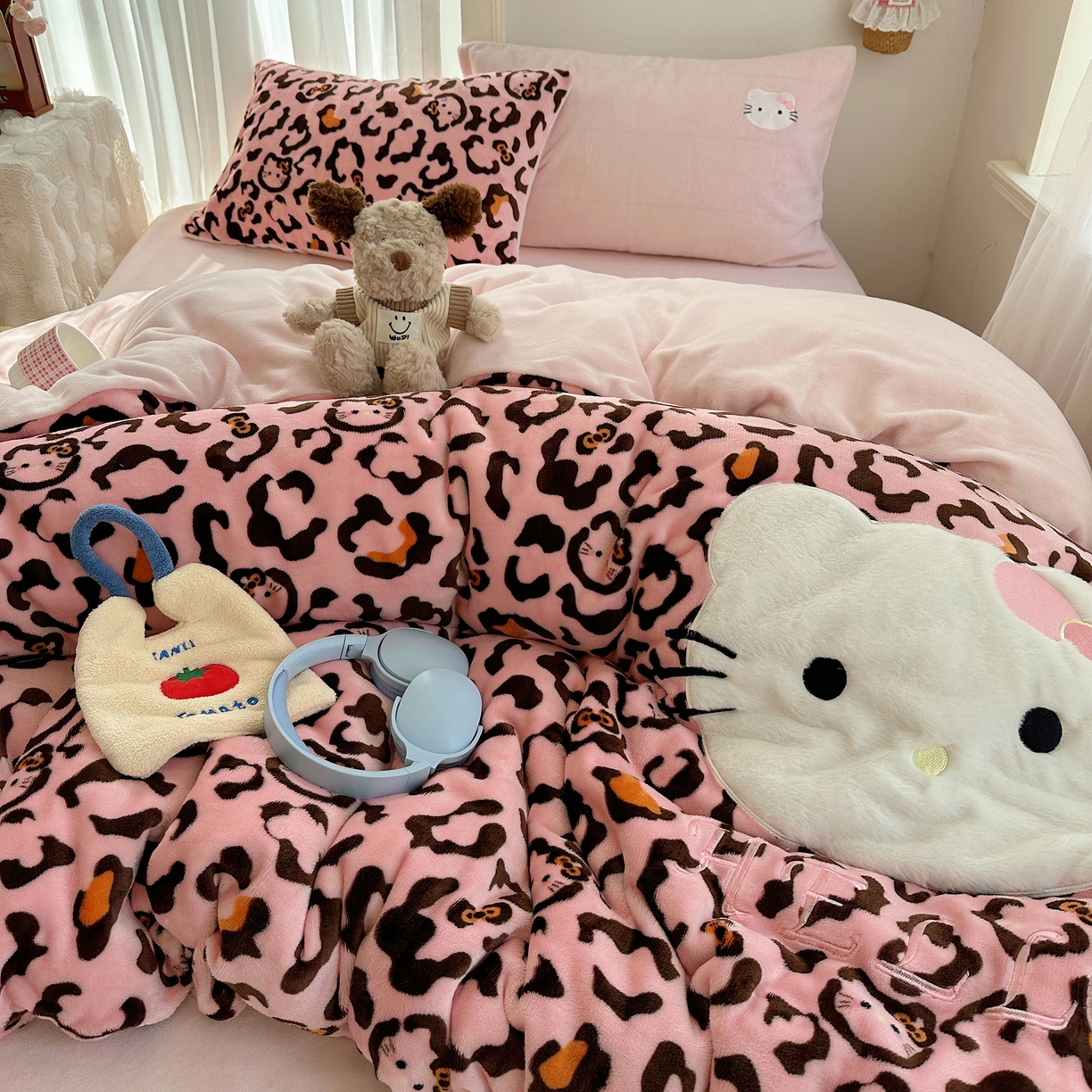 91家纺网 家纺一手货源 找家纺 顾里家纺 2025新款韩系兔毛贴布绣牛奶绒四件套 粉皮猫咪