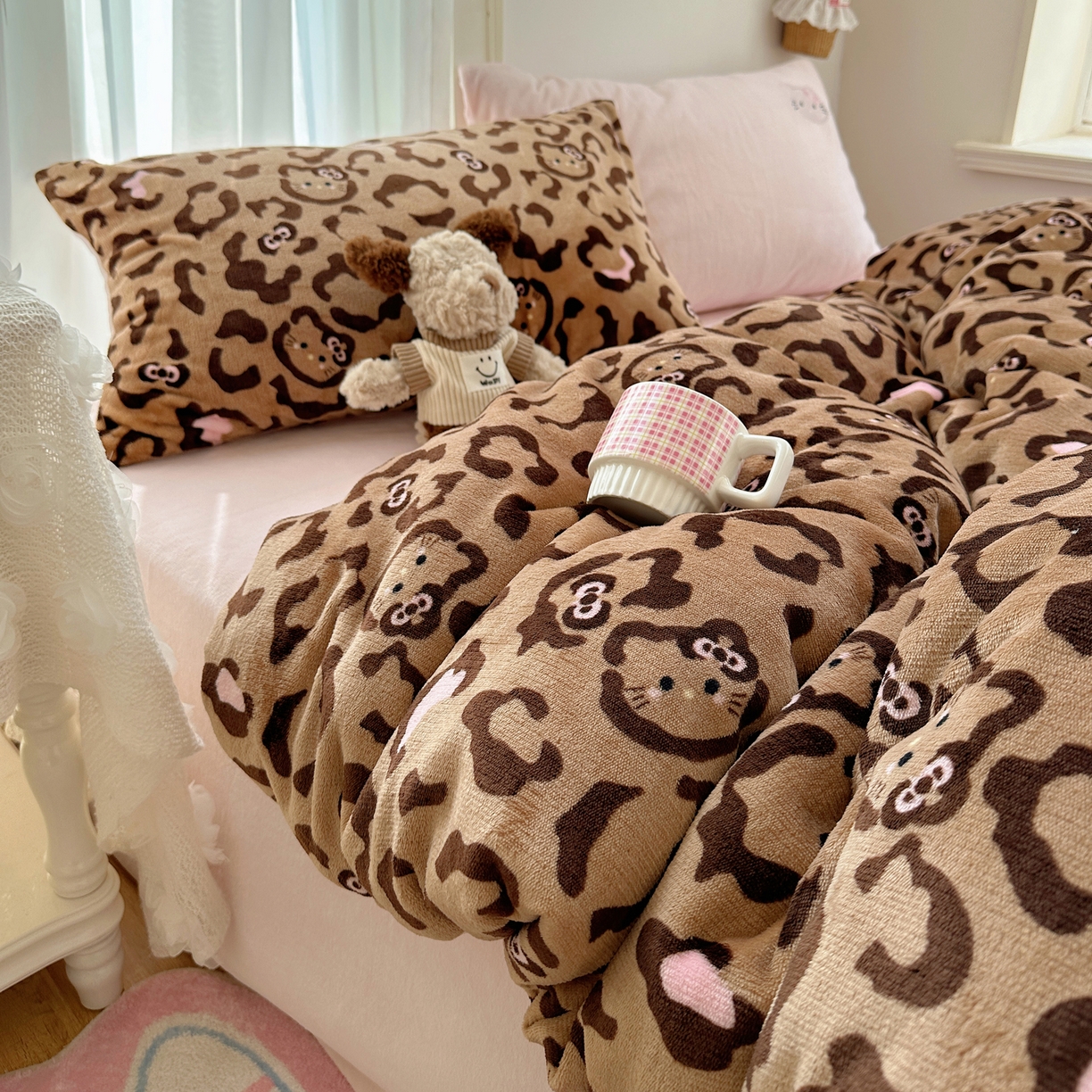 91家纺网 家纺一手货源 找家纺 顾里家纺 2025新款韩系兔毛贴布绣牛奶绒四件套 黑皮猫咪