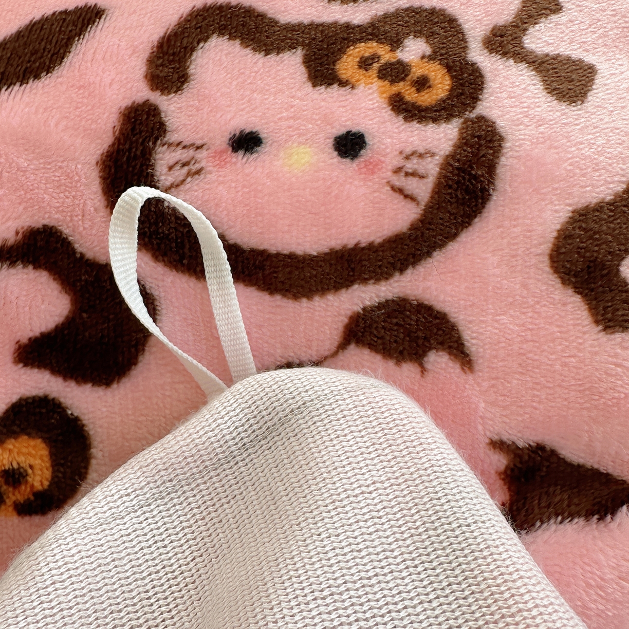 91家纺网 家纺一手货源 找家纺 顾里家纺 2025新款韩系兔毛贴布绣牛奶绒四件套 粉皮猫咪