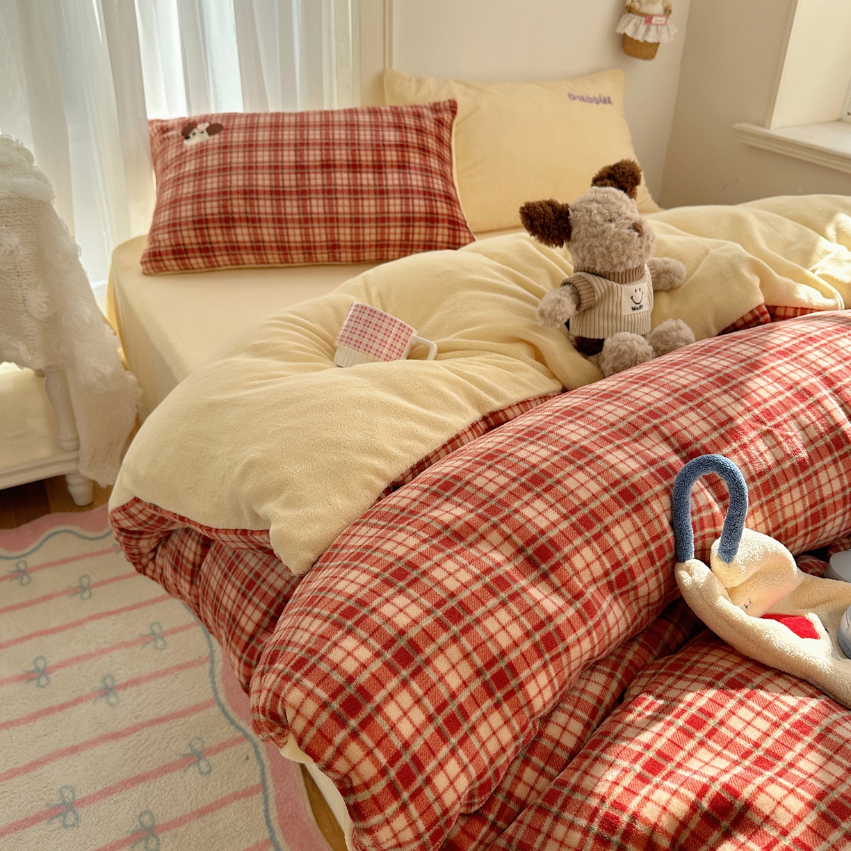 91家纺网 家纺一手货源 找家纺 顾里家纺 2025新款韩系兔毛贴布绣牛奶绒四件套 爱岛腊肠狗