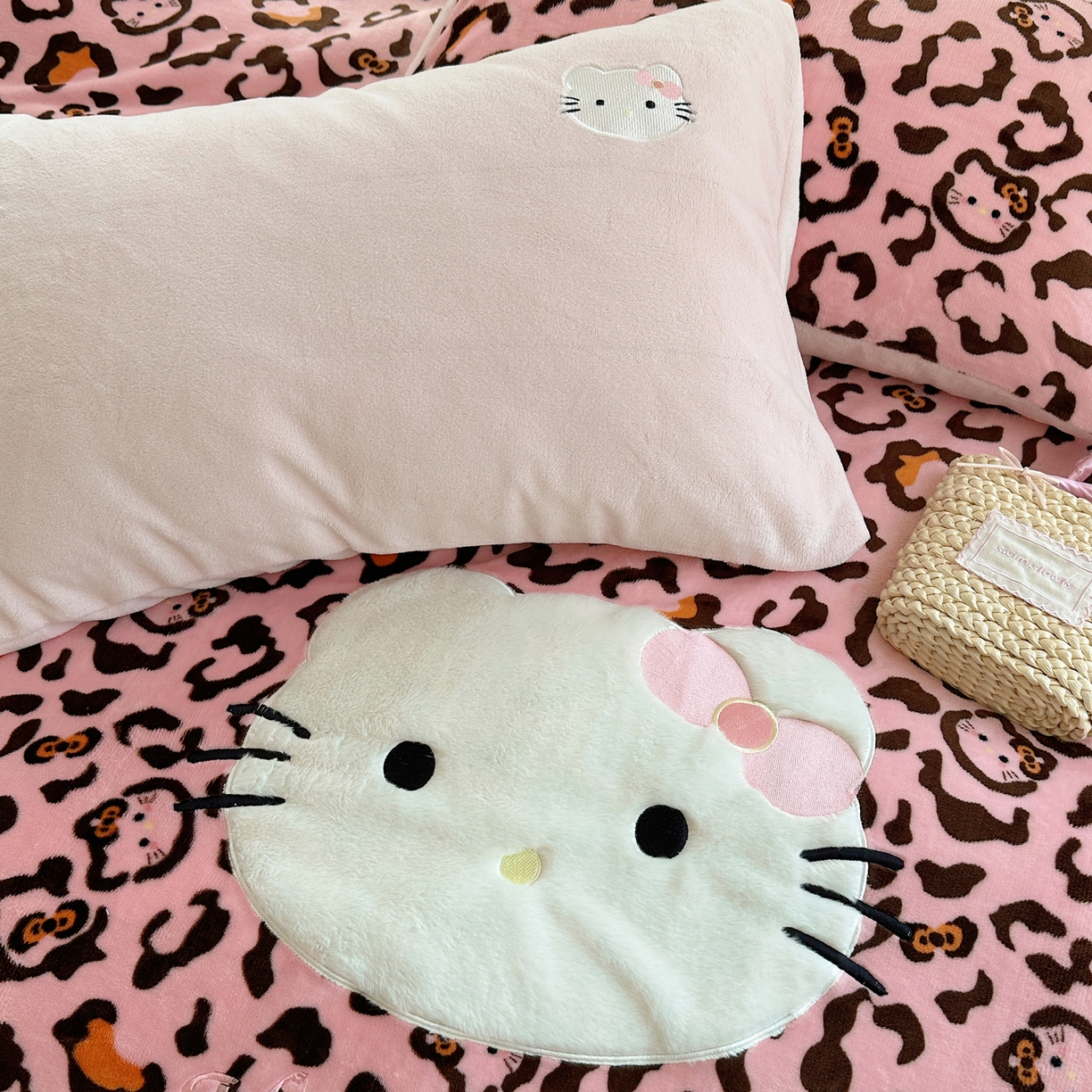 91家纺网 家纺一手货源 找家纺 顾里家纺 2025新款韩系兔毛贴布绣牛奶绒四件套 粉皮猫咪