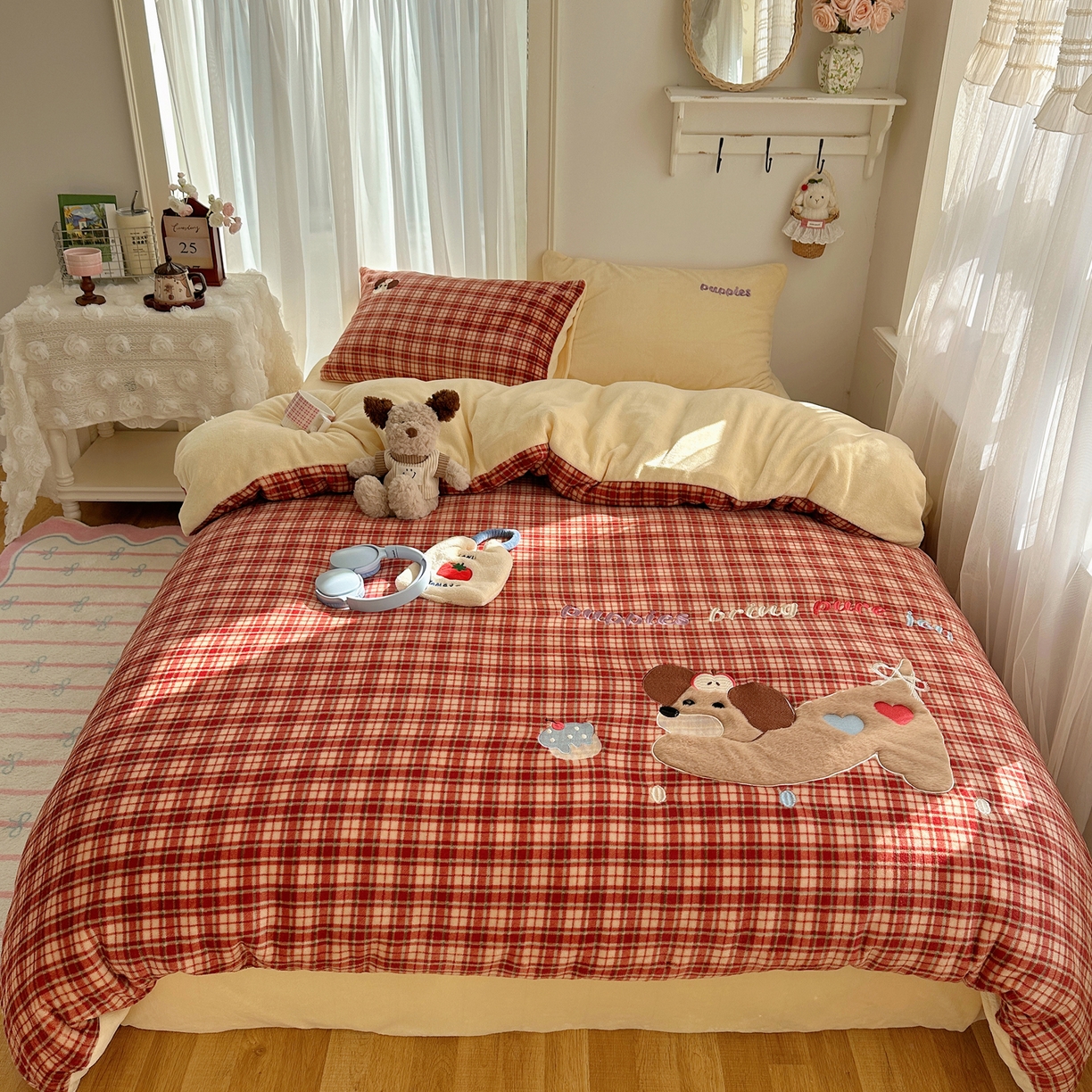 91家纺网 家纺一手货源 找家纺 顾里家纺 2025新款韩系兔毛贴布绣牛奶绒四件套 爱岛腊肠狗