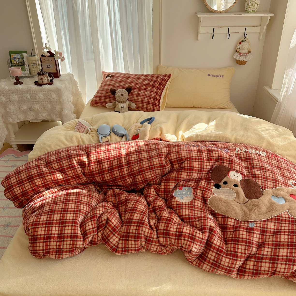 91家纺网 家纺一手货源 找家纺 顾里家纺 2025新款韩系兔毛贴布绣牛奶绒四件套 爱岛腊肠狗