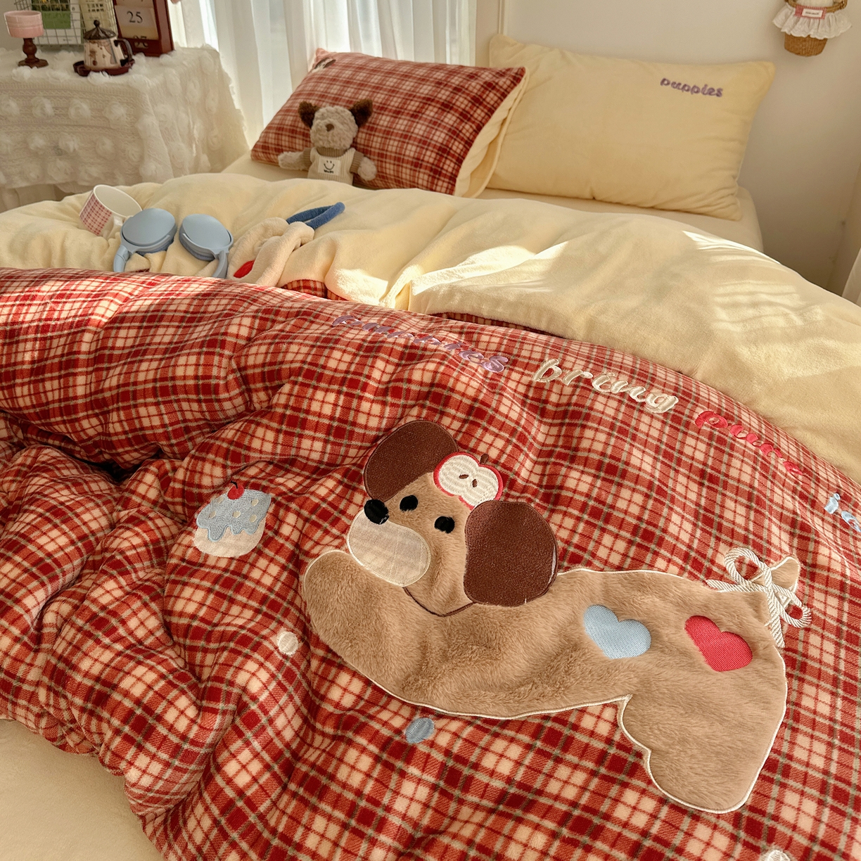 顾里家纺 2025新款韩系兔毛贴布绣牛奶绒四件套 爱岛腊肠狗