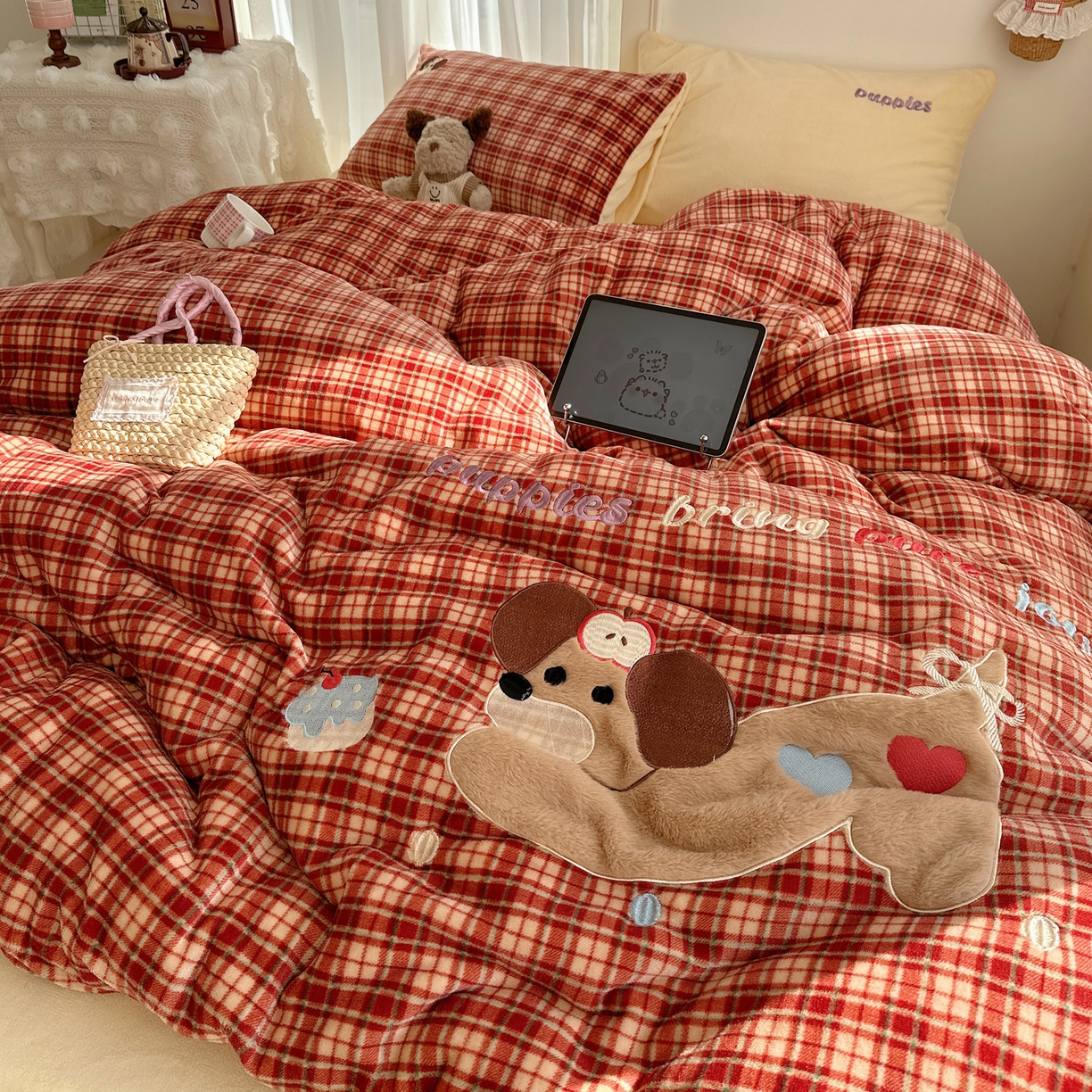 91家纺网 家纺一手货源 找家纺 顾里家纺 2025新款韩系兔毛贴布绣牛奶绒四件套 爱岛腊肠狗