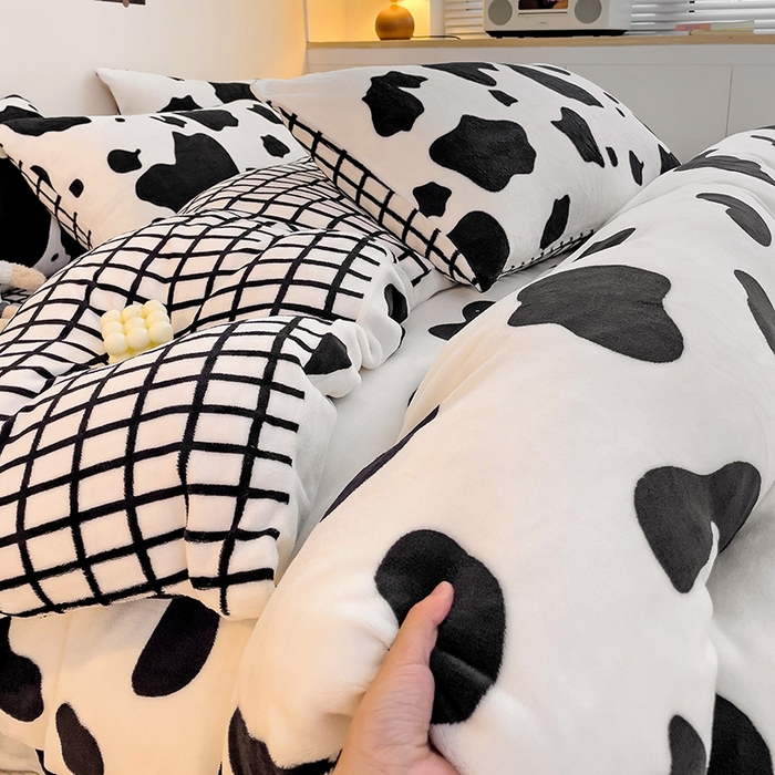 91家纺网 家纺一手货源 找家纺 西引力 2025新款亲肤舒适加厚牛奶绒印花四件套 黑糖奶牛