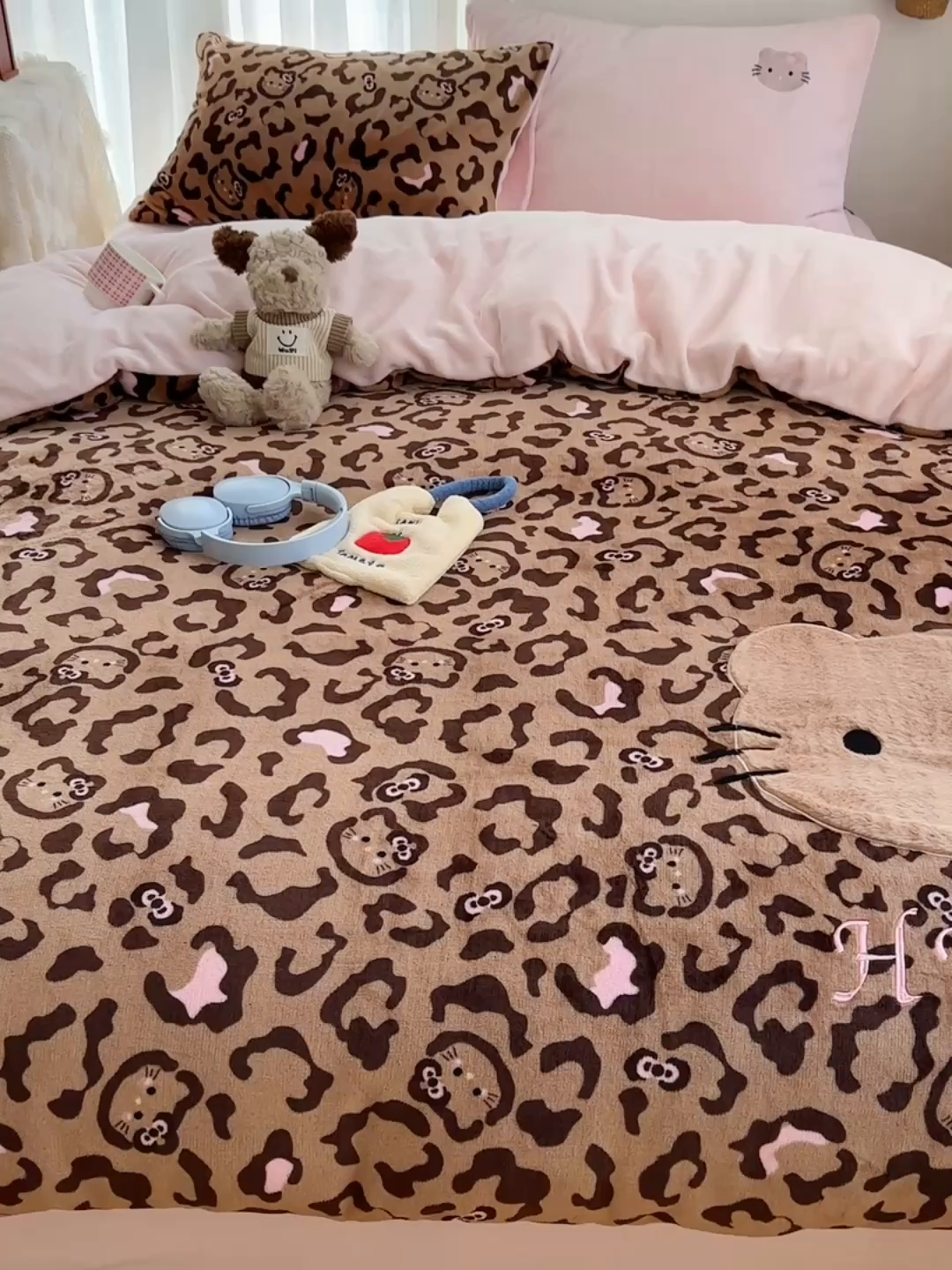 91家纺网 家纺一手货源 找家纺 顾里家纺 2025新款韩系兔毛贴布绣牛奶绒四件套 黑皮猫咪