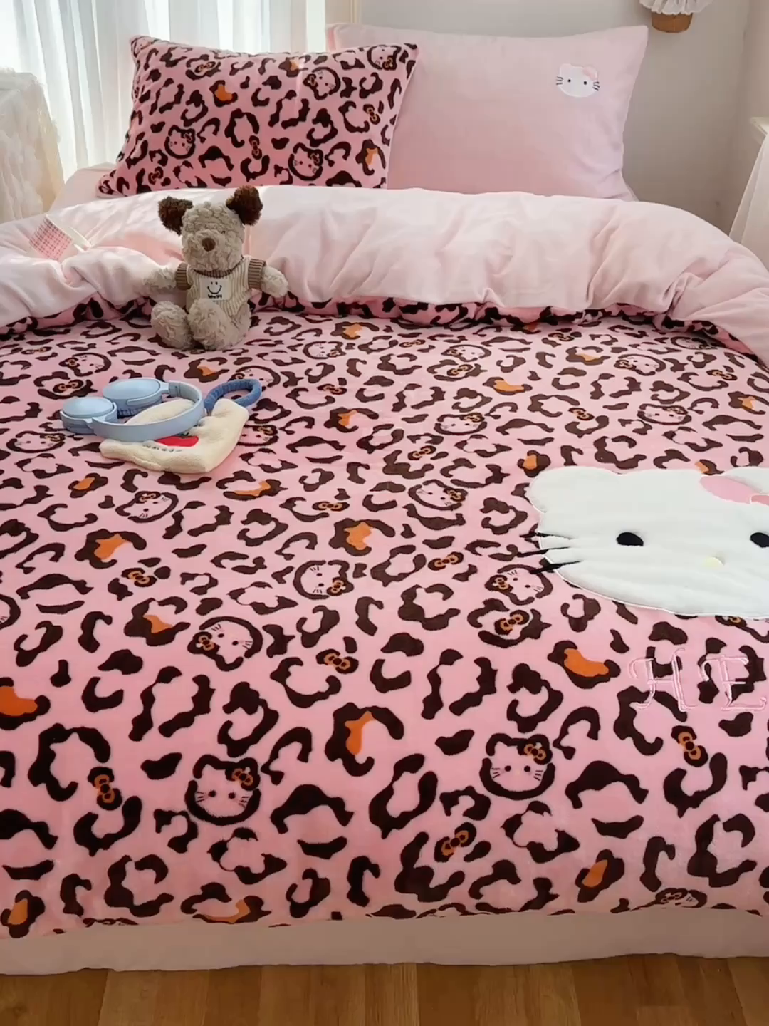 91家纺网 家纺一手货源 找家纺 顾里家纺 2025新款韩系兔毛贴布绣牛奶绒四件套 粉皮猫咪