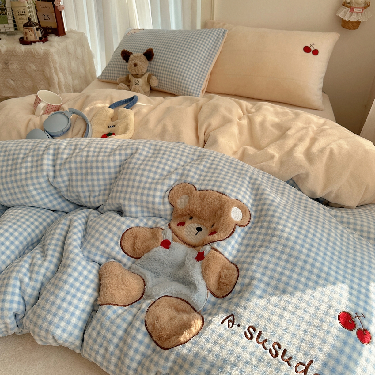 91家纺网 家纺一手货源 找家纺 顾里家纺 2025新款韩系兔毛贴布绣牛奶绒四件套 樱桃蓝熊