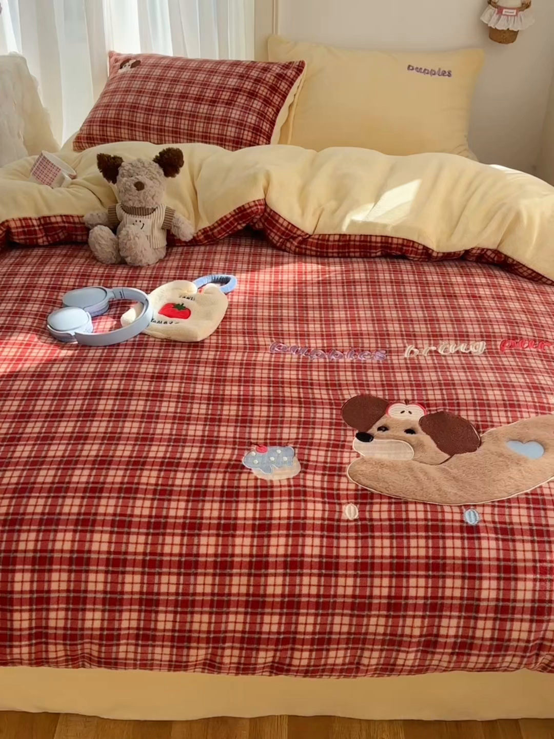 91家纺网 家纺一手货源 找家纺 顾里家纺 2025新款韩系兔毛贴布绣牛奶绒四件套 爱岛腊肠狗