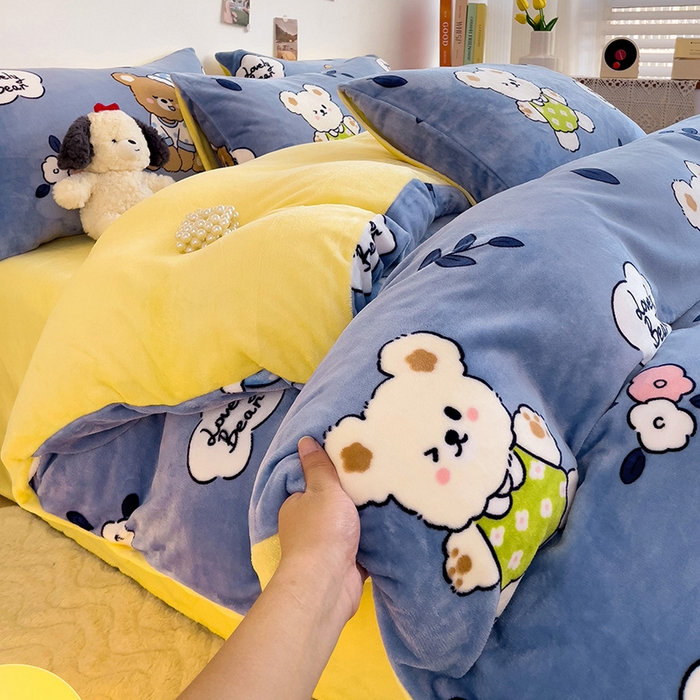 91家纺网 家纺一手货源 找家纺 西引力 2025新款亲肤舒适加厚牛奶绒印花四件套 花朵小熊