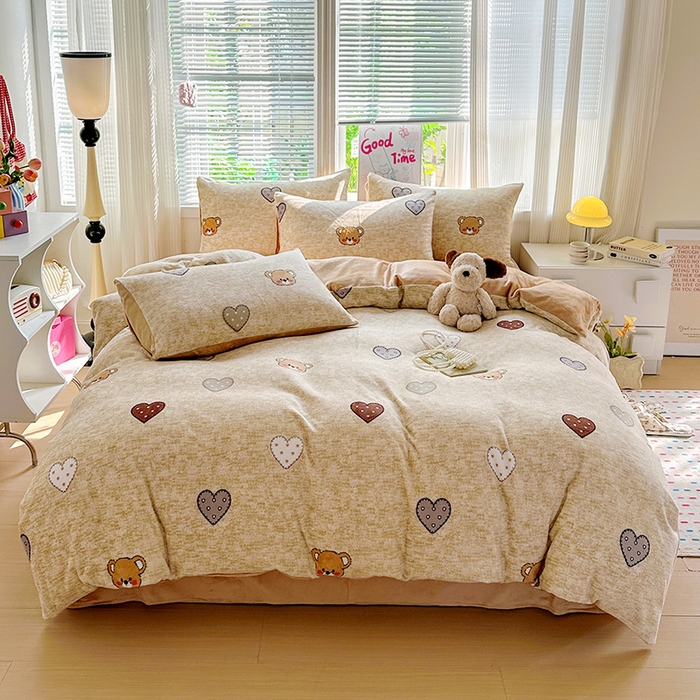 91家纺网 家纺一手货源 找家纺 西引力 2025新款亲肤舒适加厚牛奶绒印花四件套 咖啡熊