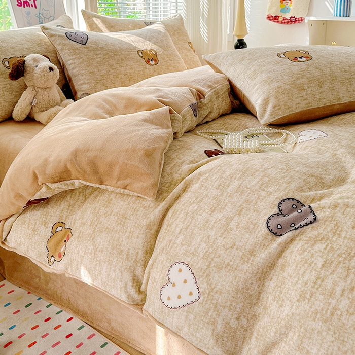 91家纺网 家纺一手货源 找家纺 西引力 2025新款亲肤舒适加厚牛奶绒印花四件套 咖啡熊