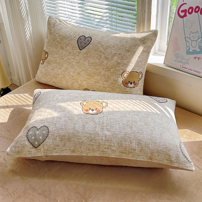 91家纺网 家纺一手货源 找家纺 西引力 2025新款亲肤舒适加厚牛奶绒印花四件套 咖啡熊