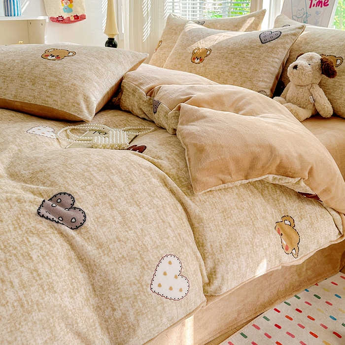 91家纺网 家纺一手货源 找家纺 西引力 2025新款亲肤舒适加厚牛奶绒印花四件套 咖啡熊