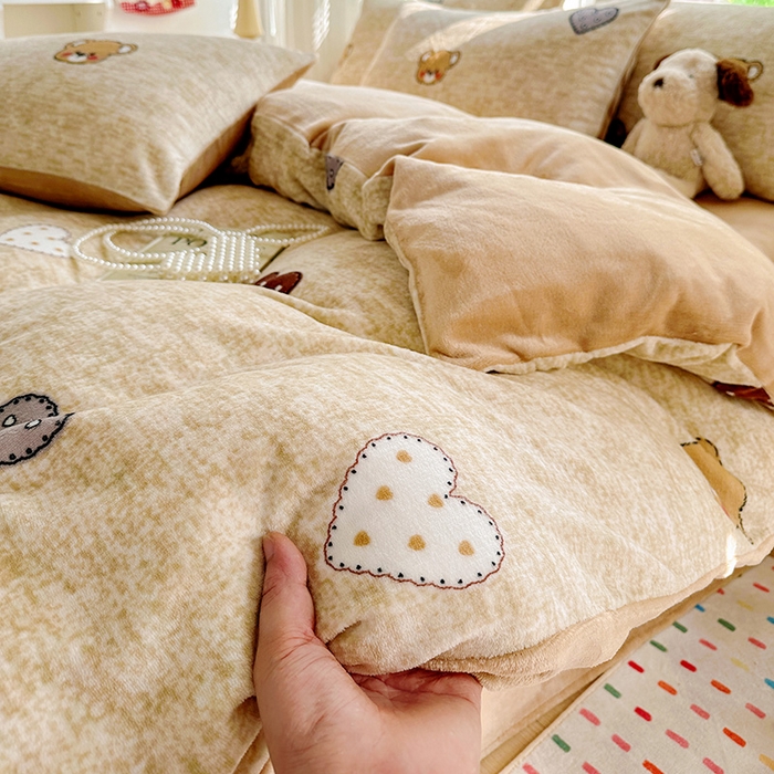 91家纺网 家纺一手货源 找家纺 西引力 2025新款亲肤舒适加厚牛奶绒印花四件套 咖啡熊