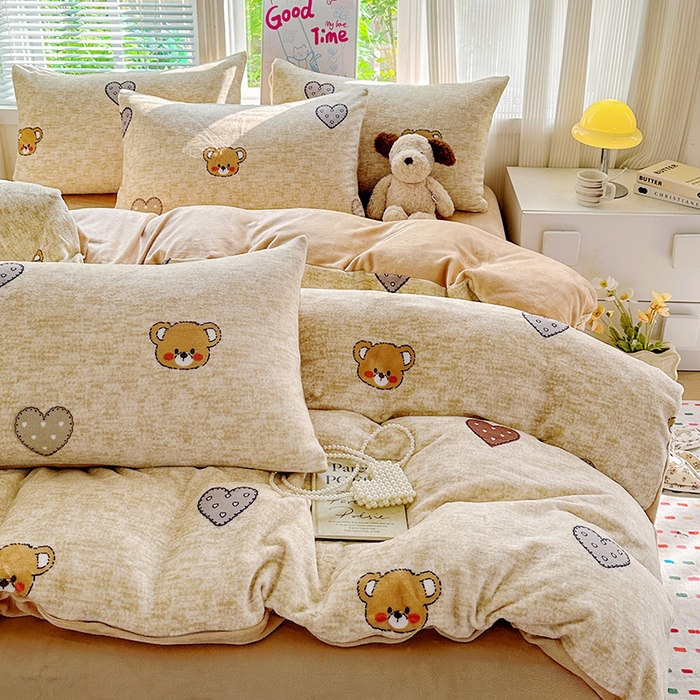 91家纺网 家纺一手货源 找家纺 西引力 2025新款亲肤舒适加厚牛奶绒印花四件套 咖啡熊