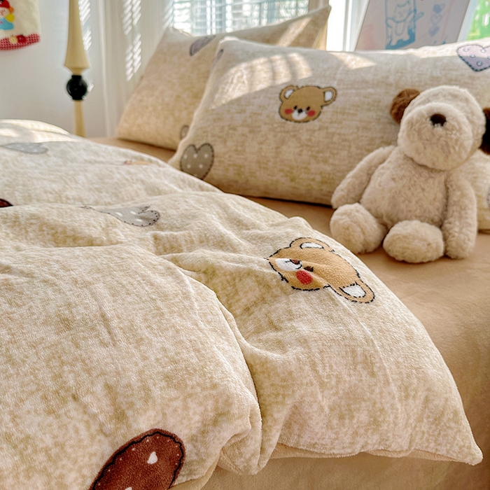 91家纺网 家纺一手货源 找家纺 西引力 2025新款亲肤舒适加厚牛奶绒印花四件套 咖啡熊