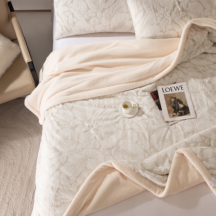 91家纺网 家纺一手货源 找家纺 （总）印季家纺 2025新款三层夹棉花卉款-雕花绒毛毯毯子多功能盖毯