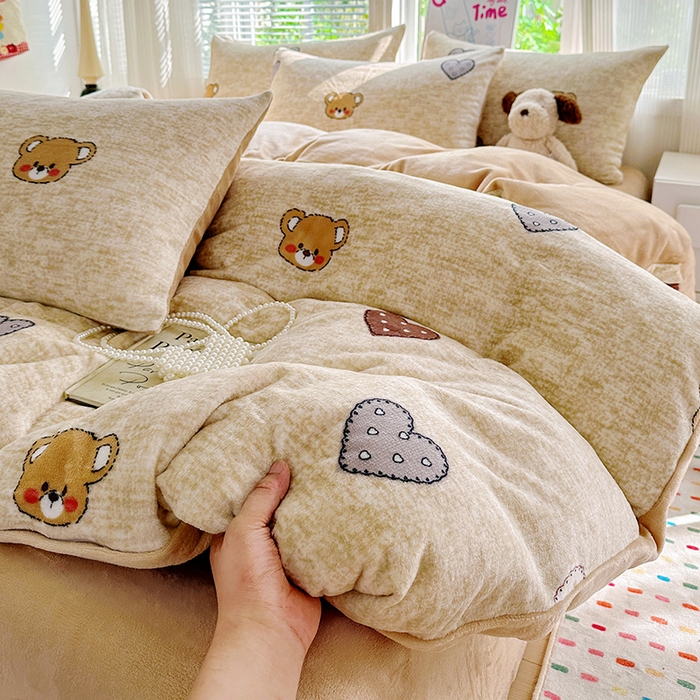 91家纺网 家纺一手货源 找家纺 西引力 2025新款亲肤舒适加厚牛奶绒印花四件套 咖啡熊