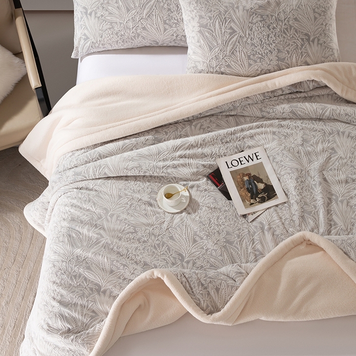 91家纺网 家纺一手货源 找家纺 （总）印季家纺 2025新款三层夹棉花卉款-雕花绒毛毯毯子多功能盖毯