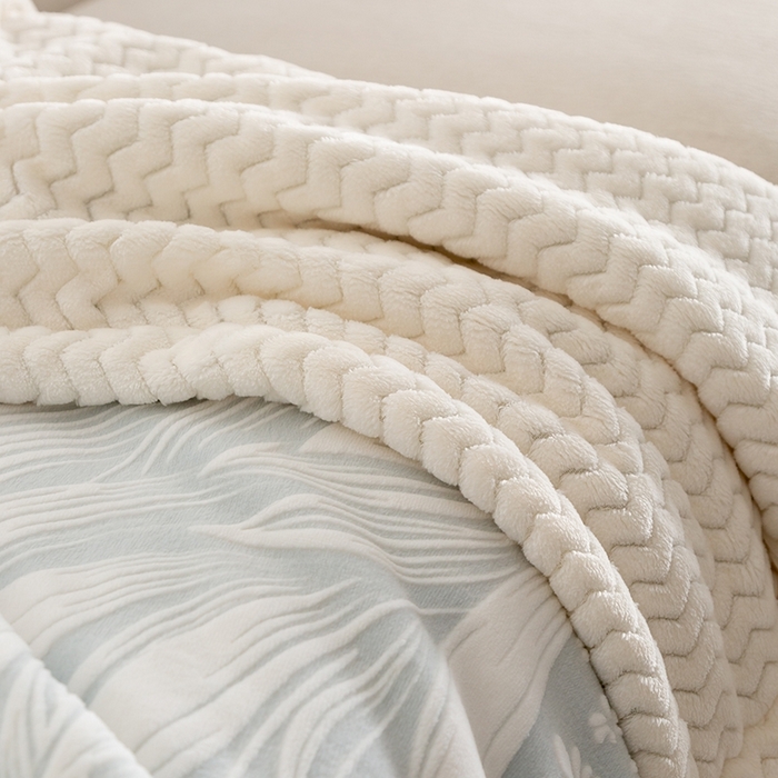 91家纺网 家纺一手货源 找家纺 （总）印季家纺 2025新款三层夹棉花卉款-雕花绒毛毯毯子多功能盖毯