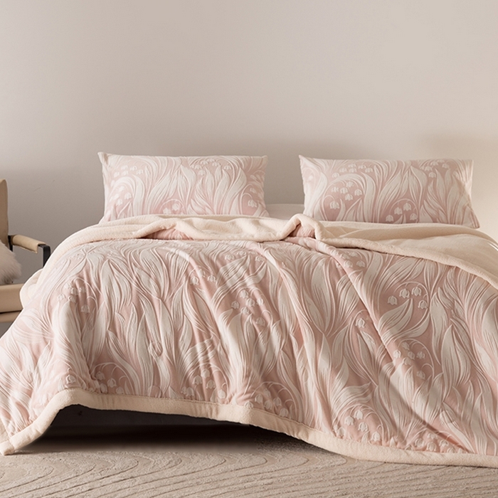 91家纺网 家纺一手货源 找家纺 印季家纺 2025新款三层夹棉花卉款-雕花绒毛毯毯子多功能盖毯 雕花绒+羊羔绒-铃兰梦境-粉色