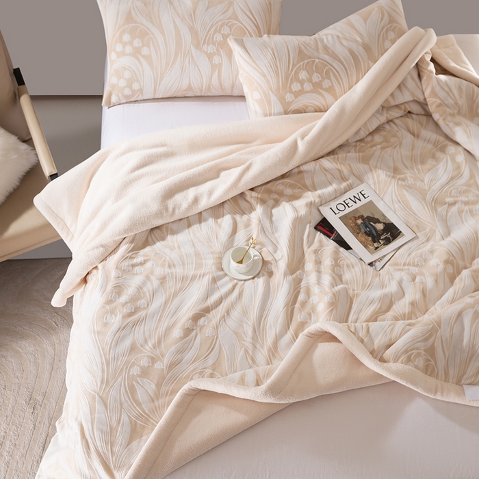 91家纺网 家纺一手货源 找家纺 （总）印季家纺 2025新款三层夹棉花卉款-雕花绒毛毯毯子多功能盖毯