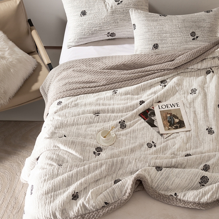 91家纺网 家纺一手货源 找家纺 （总）印季家纺 2025新款三层夹棉花卉款-雕花绒毛毯毯子多功能盖毯