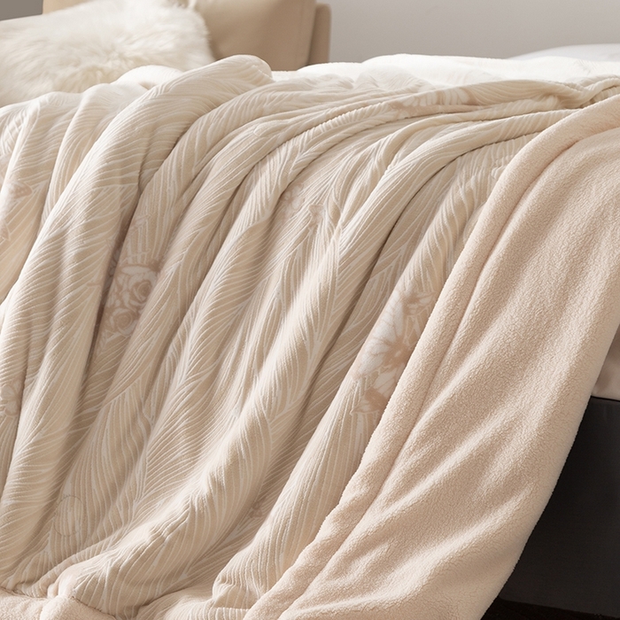 91家纺网 家纺一手货源 找家纺 印季家纺 2025新款三层夹棉花卉款-雕花绒毛毯毯子多功能盖毯 雕花绒+羊羔绒-玉蝶霓裳