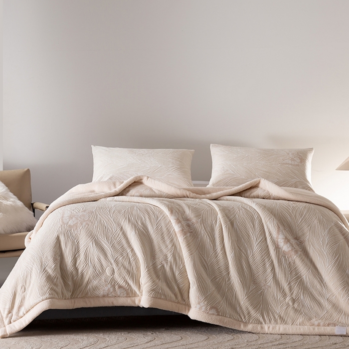 91家纺网 家纺一手货源 找家纺 印季家纺 2025新款三层夹棉花卉款-雕花绒毛毯毯子多功能盖毯 雕花绒+羊羔绒-玉蝶霓裳