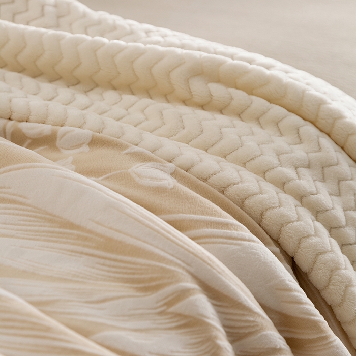 91家纺网 家纺一手货源 找家纺 印季家纺 2025新款三层夹棉花卉款-雕花绒毛毯毯子多功能盖毯 雕花绒+贝贝绒-铃兰梦境-米黄