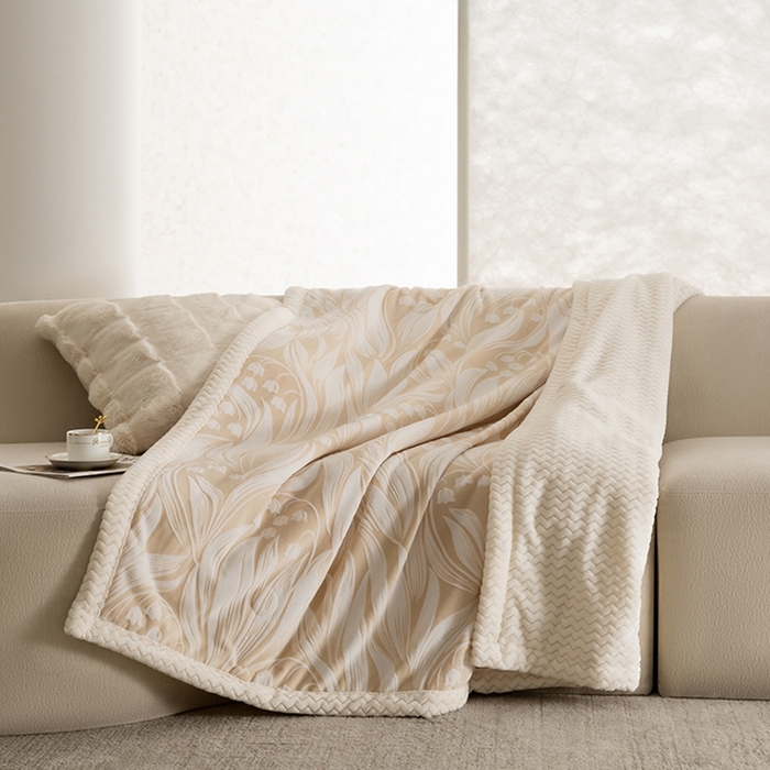 91家纺网 家纺一手货源 找家纺 印季家纺 2025新款三层夹棉花卉款-雕花绒毛毯毯子多功能盖毯 雕花绒+贝贝绒-铃兰梦境-米黄