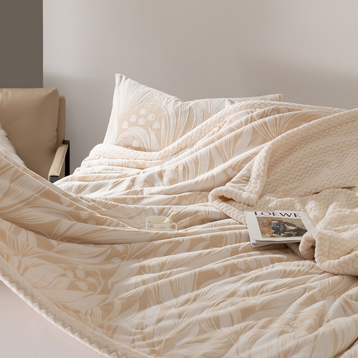 91家纺网 家纺一手货源 找家纺 印季家纺 2025新款三层夹棉花卉款-雕花绒毛毯毯子多功能盖毯 雕花绒+贝贝绒-铃兰梦境-米黄