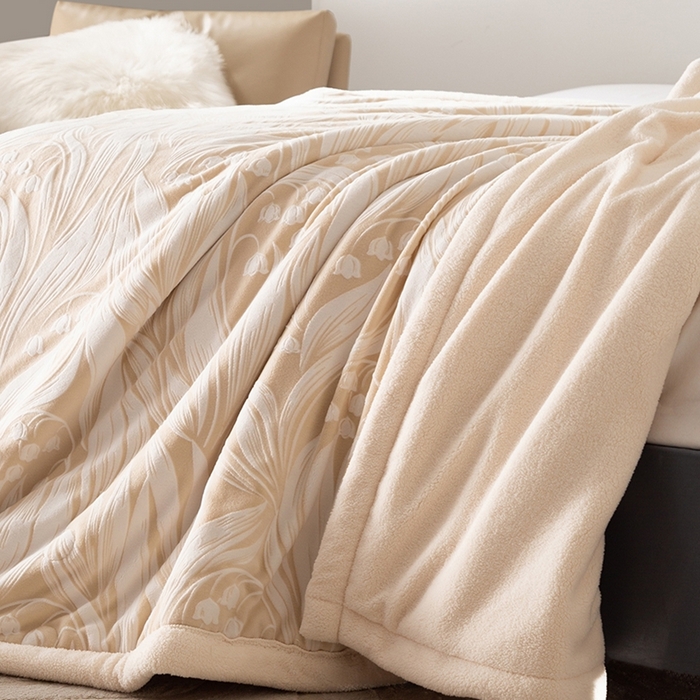 91家纺网 家纺一手货源 找家纺 印季家纺 2025新款三层夹棉花卉款-雕花绒毛毯毯子多功能盖毯 雕花绒+羊羔绒-铃兰梦境-米黄